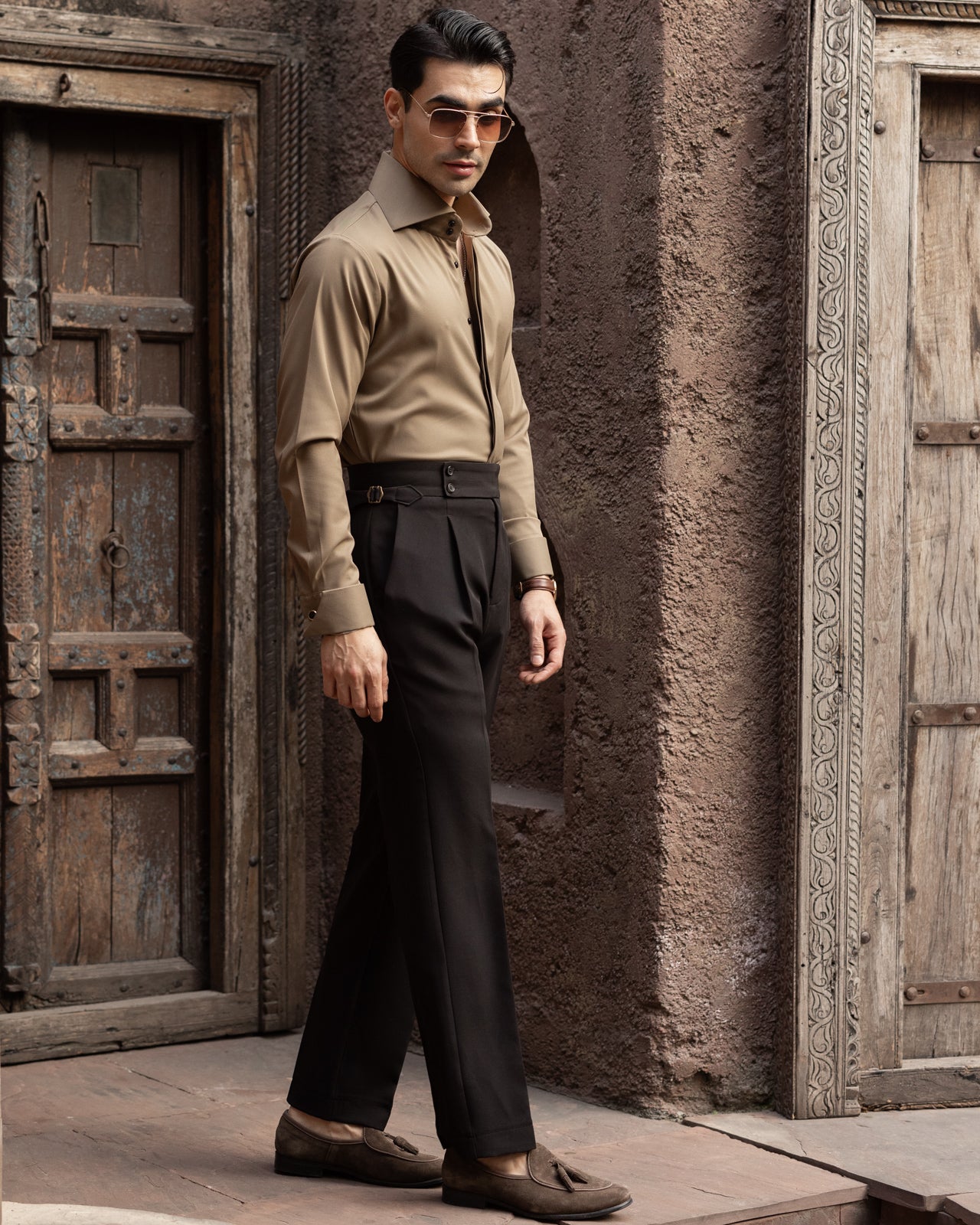 Mist Sand High Stand 2-Buttons Cut-away Collar shirt