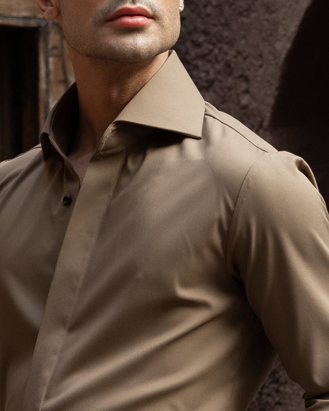 Mist Sand High Stand 2-Buttons Cut-away Collar shirt