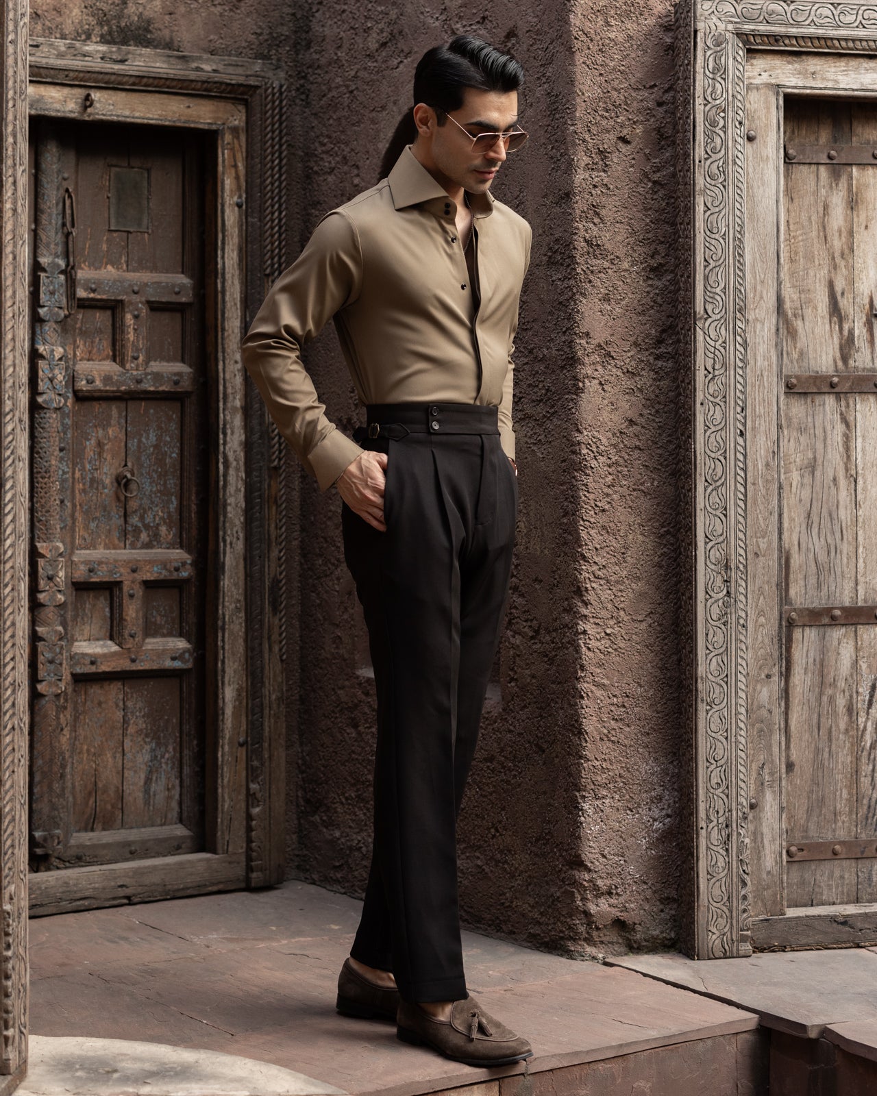 Mist Sand High Stand 2-Buttons Cut-away Collar shirt