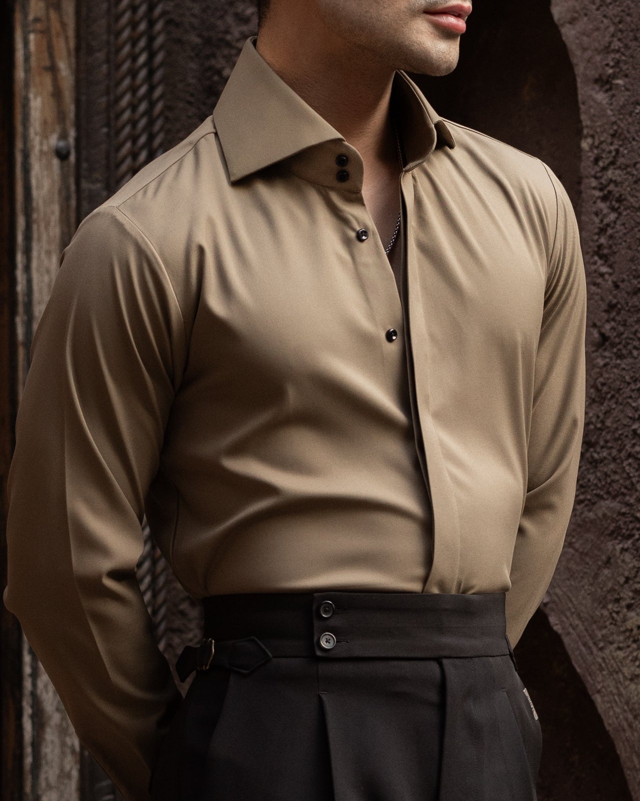 Mist Sand High Stand 2-Buttons Cut-away Collar shirt